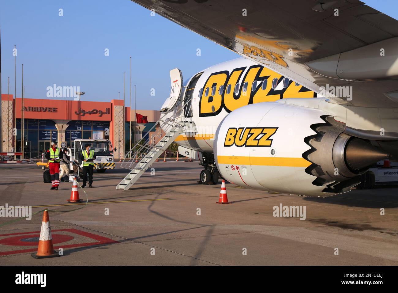 AGADIR, MAROCCO - 13 FEBBRAIO 2022: I lavoratori gestiscono il Boeing 737 Max della compagnia aerea Ryanair Buzz all'aeroporto di Agadir in Marocco. Agadir è una grande internation Foto Stock