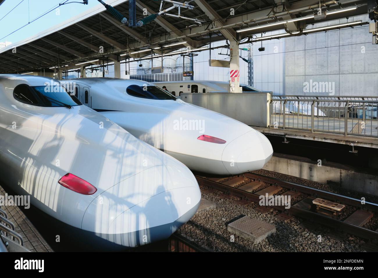 Due treni ad alta velocità (shinkansen) parcheggiati alla stazione di Tokyo a Tokyo, Giappone Foto Stock