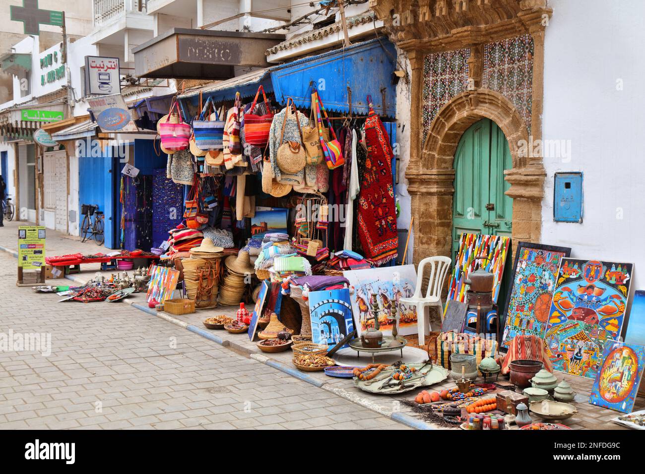 ESSAOUIRA, MAROCCO - 26 FEBBRAIO 2022: Negozi di souvenir nella medina (Città Vecchia) di Essaouira, Marocco. La medina è un sito patrimonio dell'umanità dell'UNESCO. Foto Stock