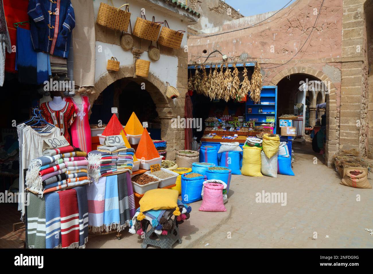 ESSAOUIRA, MAROCCO - 26 FEBBRAIO 2022: Negozi di souvenir nella medina (Città Vecchia) di Essaouira, Marocco. La medina è un sito patrimonio dell'umanità dell'UNESCO. Foto Stock