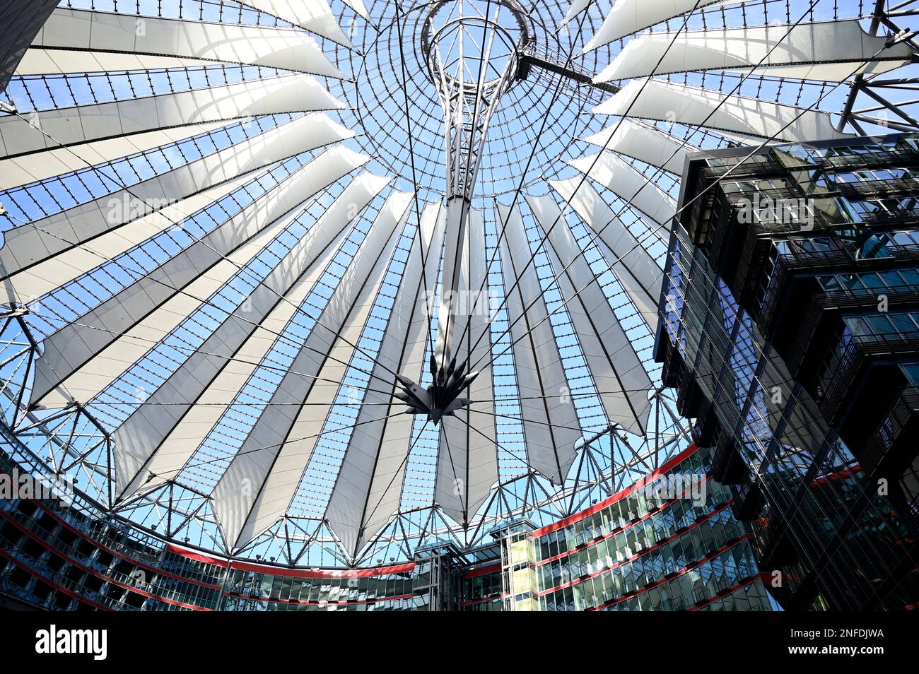 Das Sony Center ist ein Bauensemble am Potsdamer Platz im Berliner Ortsteil Tiergarten des Bezirks Mitte, das von dem Architekten Helmut Jahn gestalte Foto Stock