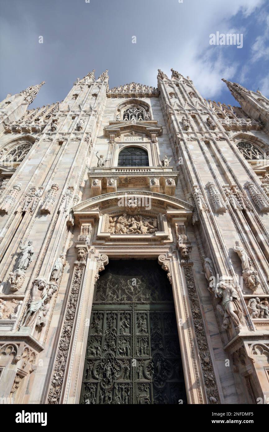 Cattedrale di Milano, Italia. Facciata della chiesa in marmo di stile gotico. Punto di riferimento italiano. Foto Stock