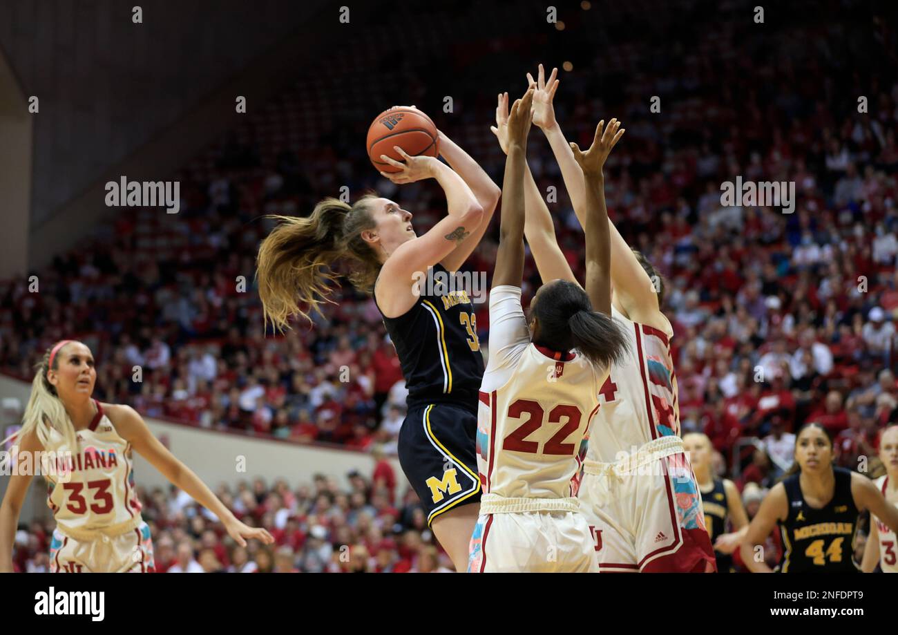 Bloomington, Stati Uniti. 16th Feb, 2023. Michigan Wolverines Forward Emily Kiser (33) gioca contro Indiana Hoosiers guardia Chloe Moore-McNeil (22) e Indiana Hoosiers Forward Mackenzie Holmes (54) durante una partita di pallacanestro femminile NCAA alla Simon Skjodt Assembly Hall di Bloomington. Gli Hoosiers battono i Wolverines 68-52. Credit: SOPA Images Limited/Alamy Live News Foto Stock