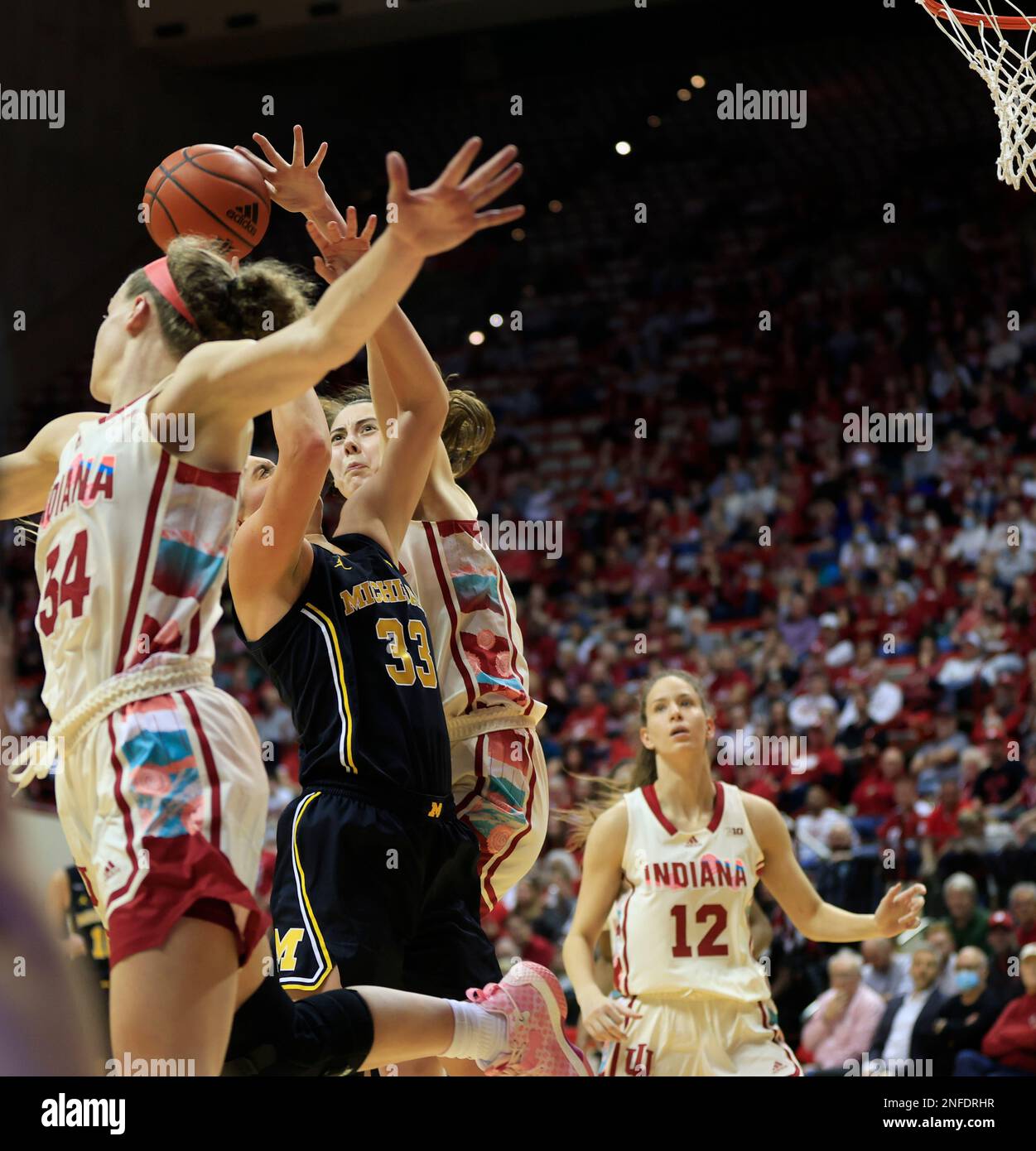 Bloomington, Stati Uniti. 16th Feb, 2023. L'Indiana Hoosiers guardia Grace Berger (34), e l'Indiana Hoosiers Forward Mackenzie Holmes (54) difendersi contro i Michigan Wolverines Forward Emily Kiser (33) durante una partita di pallacanestro femminile NCAA alla Simon Skjodt Assembly Hall di Bloomington. Gli Hoosiers battono i Wolverines 68-52. Credit: SOPA Images Limited/Alamy Live News Foto Stock