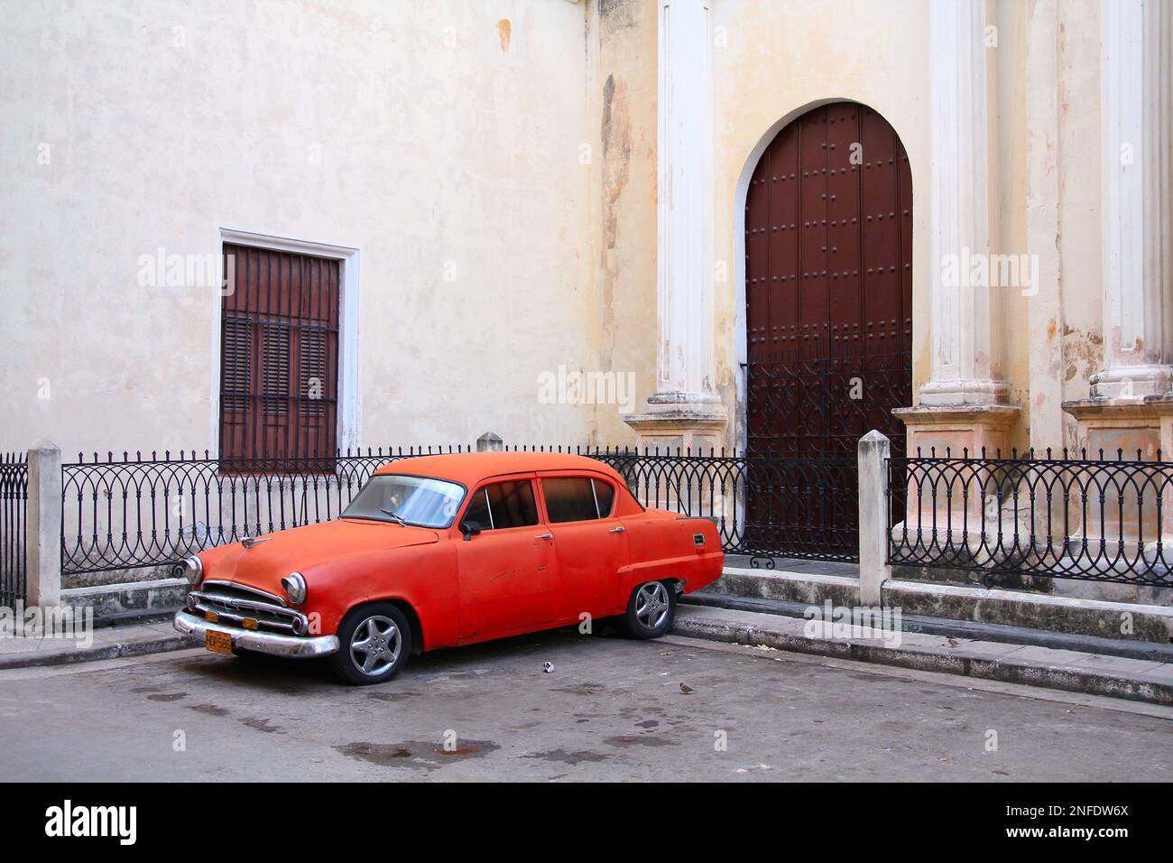 L'AVANA, CUBA - 31 GENNAIO 2011: Oldtimer classico americano Dodge Coronet auto a l'Avana, Cuba. Cuba ha uno dei più bassi tassi di proprietà di auto pro capite Foto Stock