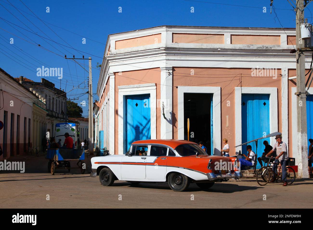 REMEDIOS, CUBA - 21 FEBBRAIO 2011: Vecchia auto americana a Remedios. Cuba ha uno dei tassi di proprietà più bassi a causa dell'embargo commerciale. Foto Stock