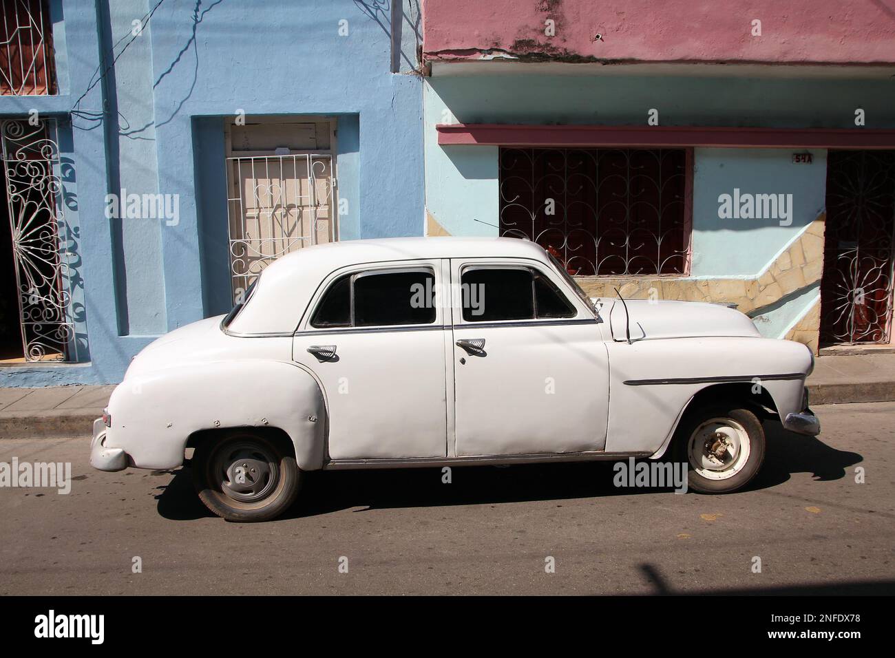 SANTA CLARA, CUBA - 21 FEBBRAIO 2011: Vecchia auto americana a Santa Clara. Cuba ha uno dei tassi di proprietà più bassi a causa dell'embargo commerciale. Foto Stock