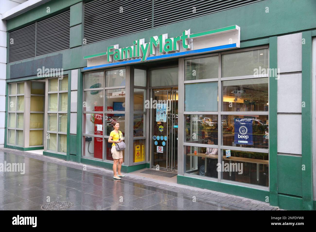 MANILA, FILIPPINE - 24 NOVEMBRE 2017: Mini-market Family Mart a Manila, Filippine. Il Family Mart è una grande catena di minimarket presente Foto Stock