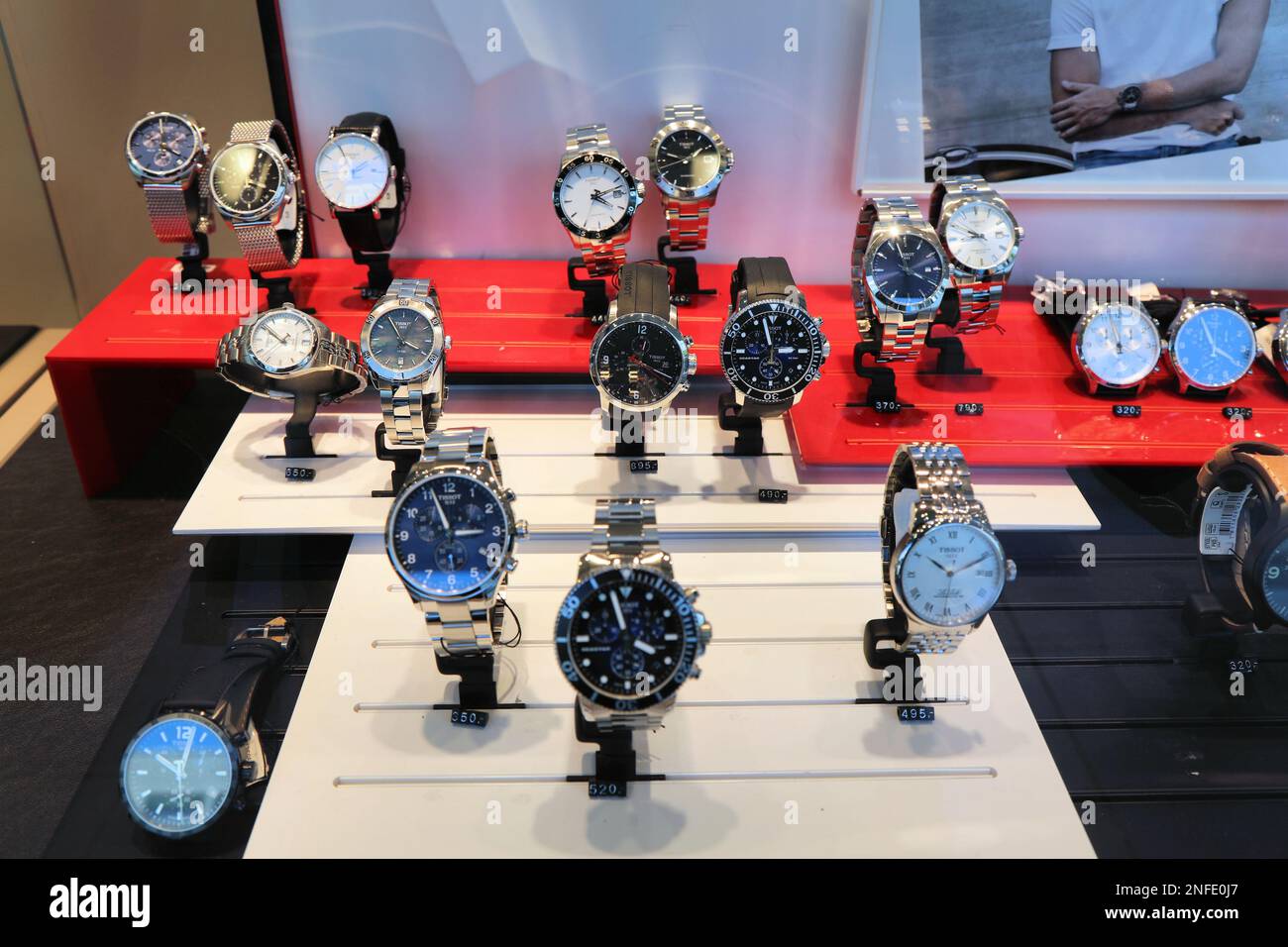 BOCHUM, GERMANIA - 17 SETTEMBRE 2020: Orologi da polso Tissot in mostra in un negozio a Bochum, Germania. Tissot è un produttore svizzero di orologi premium. Foto Stock