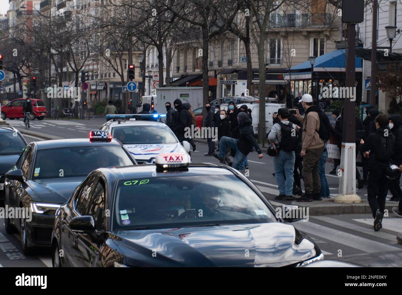 Parigi, Francia il 16 febbraio 2023. Un'auto di polizia è destinata durante una manifestazione selvaggia contro la riforma delle pensioni, a Parigi, in Francia, il 16 febbraio 2023. Foto di Florian Poitout/ABACAPRESS.COM Foto Stock