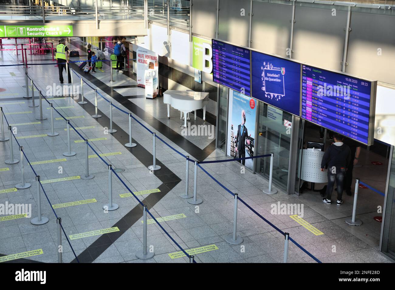 DORTMUND, GERMANIA - 16 SETTEMBRE 2020: Vista interna del terminal dell'aeroporto di Dortmund in Germania. Dortmund è un aeroporto internazionale utilizzato principalmente da low Foto Stock