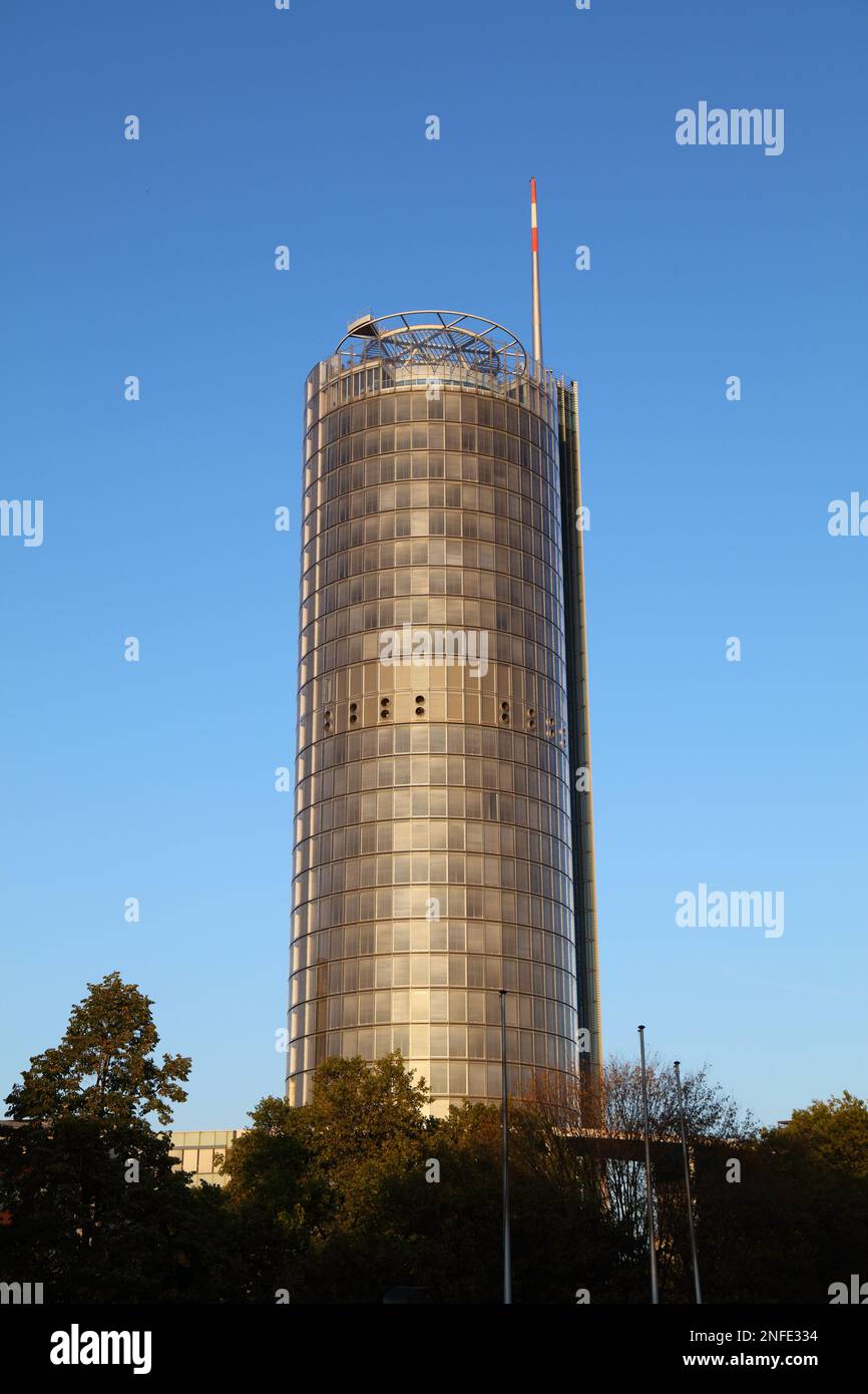 ESSEN, GERMANIA - 20 SETTEMBRE 2020: Torre RWE a Essen, Germania. È la sede centrale di Innocy, parte di RWE AG, una società multinazionale tedesca per l'energia Foto Stock