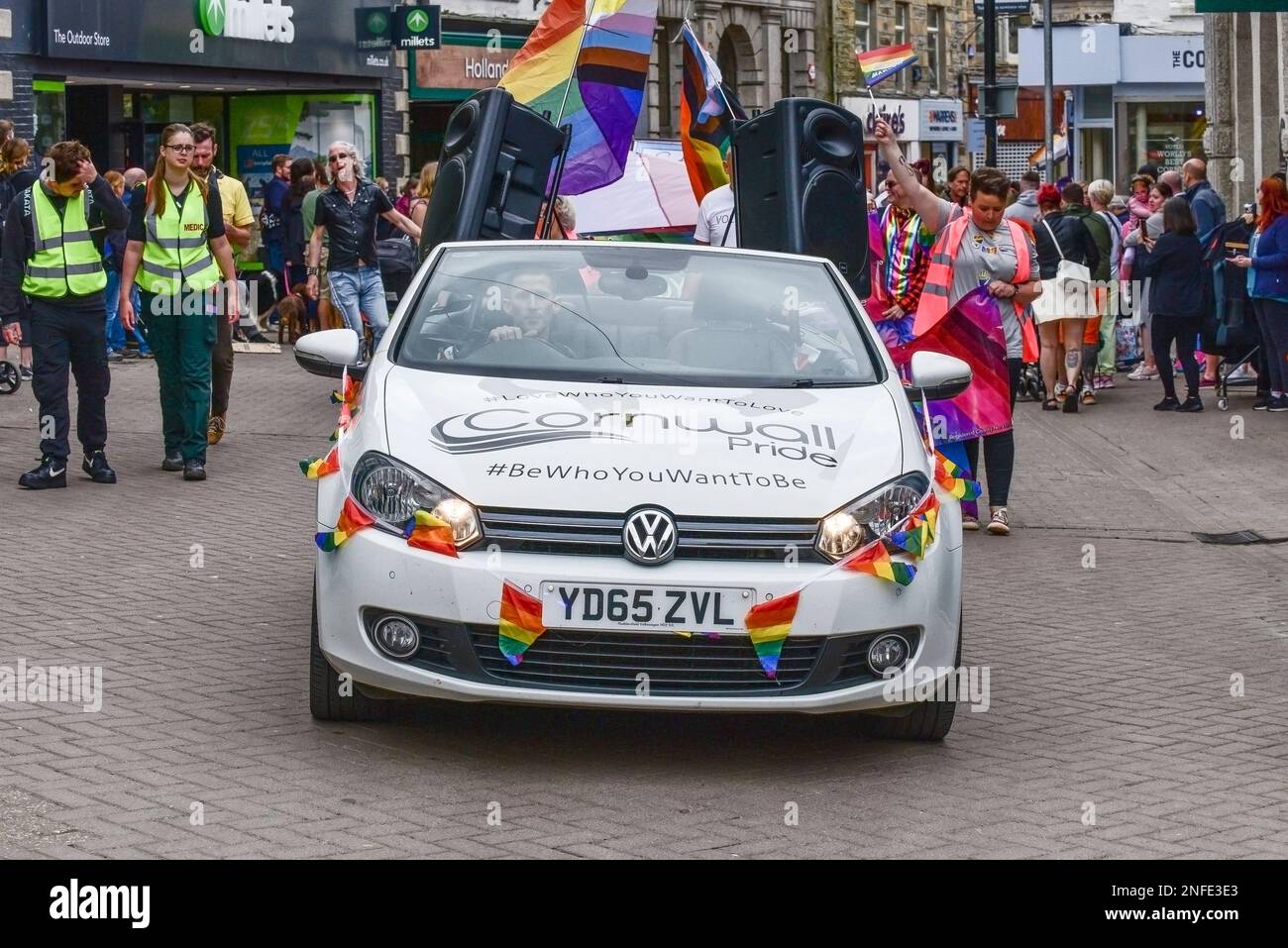 Un'auto che conduce la vivace e colorata Cornovaglia vanta la sfilata Pride nel centro di Newquay, nel Regno Unito. Foto Stock