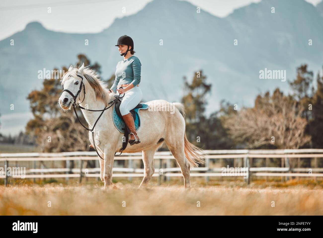 Equitazione, donna equestre e campagna con mockup e persona pronta per l'allenamento in fattoria. Campagna, cavalli da compagnia e sport all'aperto con ranch Foto Stock