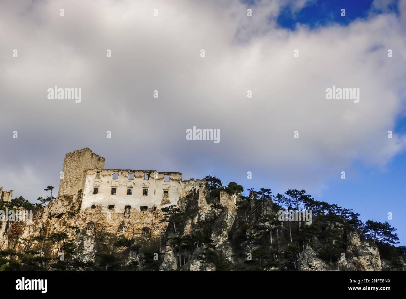 splendido castello senza tetto su una montagna con cielo blu e nuvole bianche Foto Stock