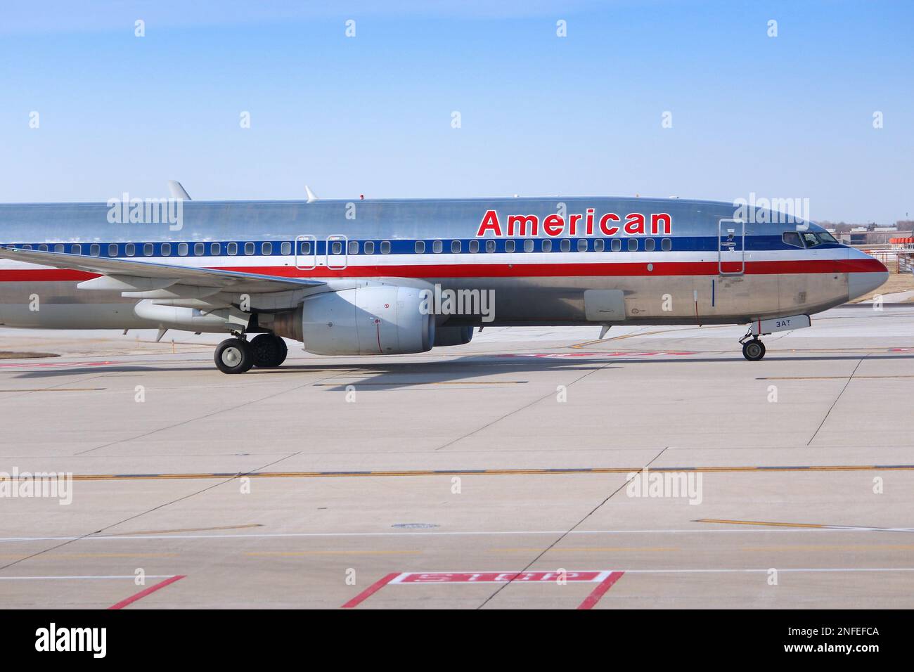 CHICAGO, STATI UNITI - 1 APRILE 2014: American Airlines Boeing 737 all'aeroporto o'Hare di Chicago. American Airlines è una delle più grandi compagnie aeree del Foto Stock