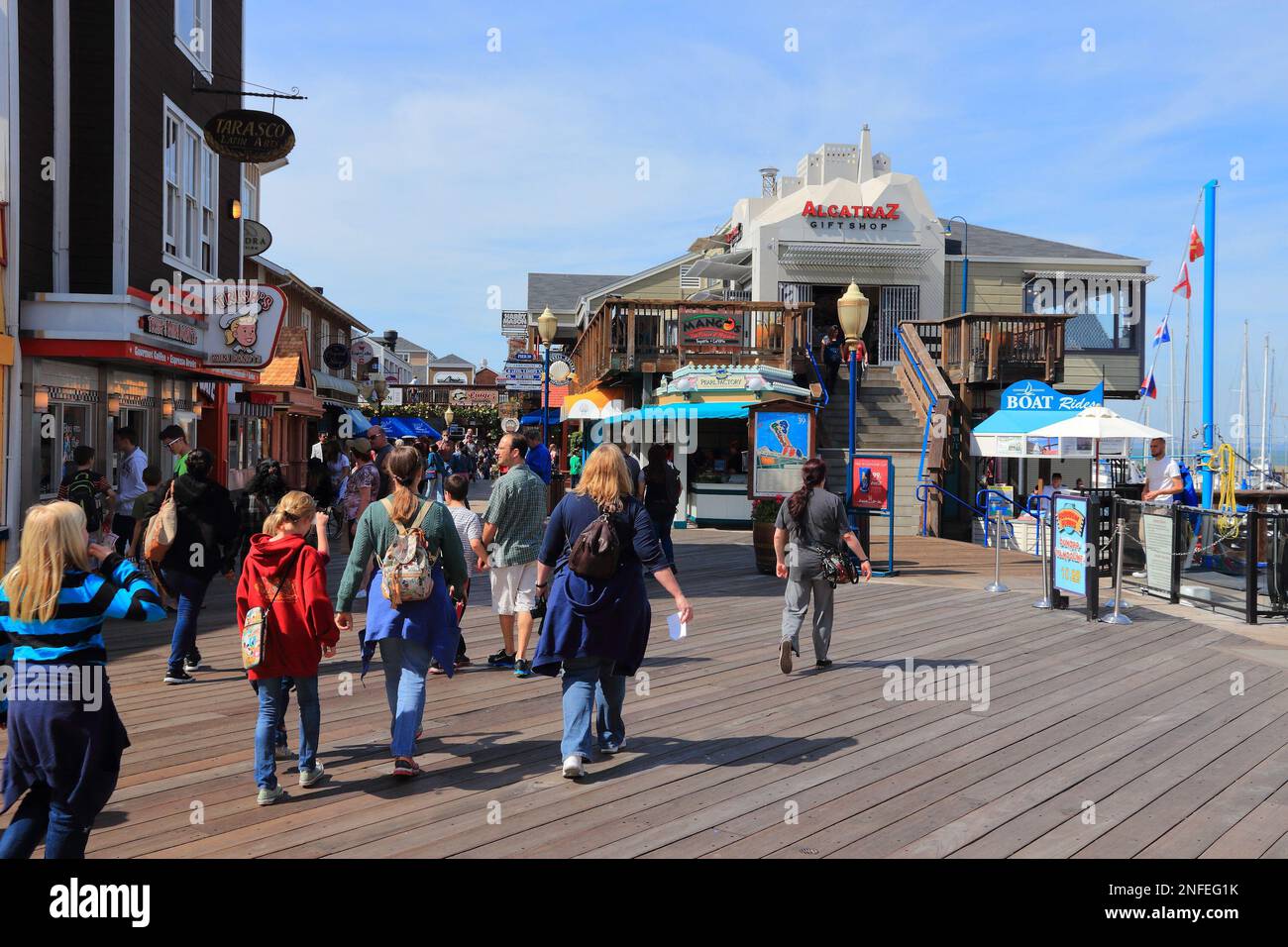 SAN FRANCISCO, USA - 8 APRILE 2014: La gente visita Fisherman's Wharf a San Francisco, USA. San Francisco è la 4th città più popolosa della California. Foto Stock