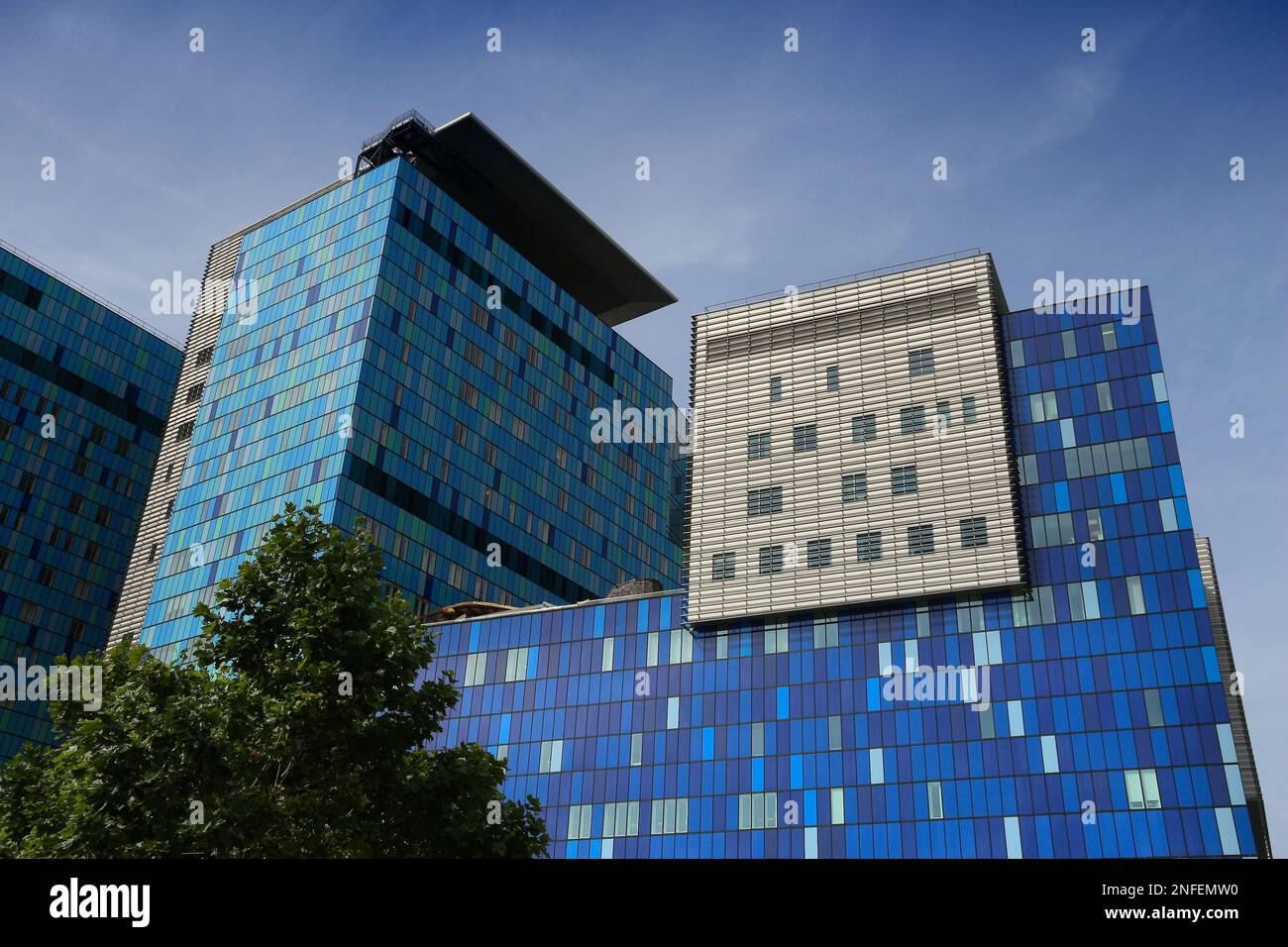 LONDON, Regno Unito - 6 Luglio 2016: architettura moderna del Royal Hospital di Londra nel Regno Unito. Psx è parte di Barts Health NHS Trust. Foto Stock