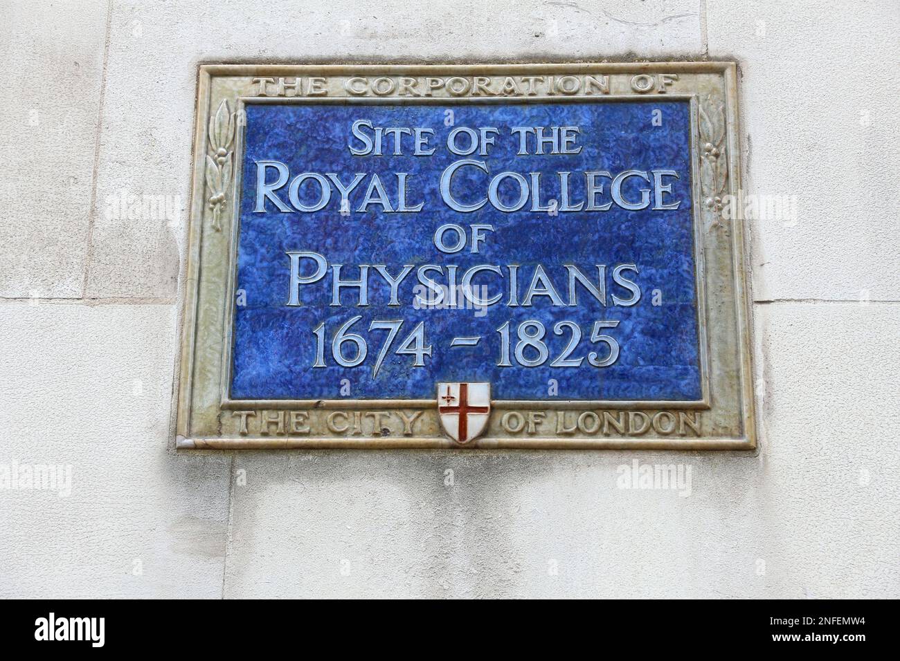 LONDRA, Regno Unito - 8 LUGLIO 2016: Targa blu per il Royal College of Physicians di Londra, Regno Unito. Si tratta di un ente di appartenenza professionale dedicato a migliorare il Foto Stock