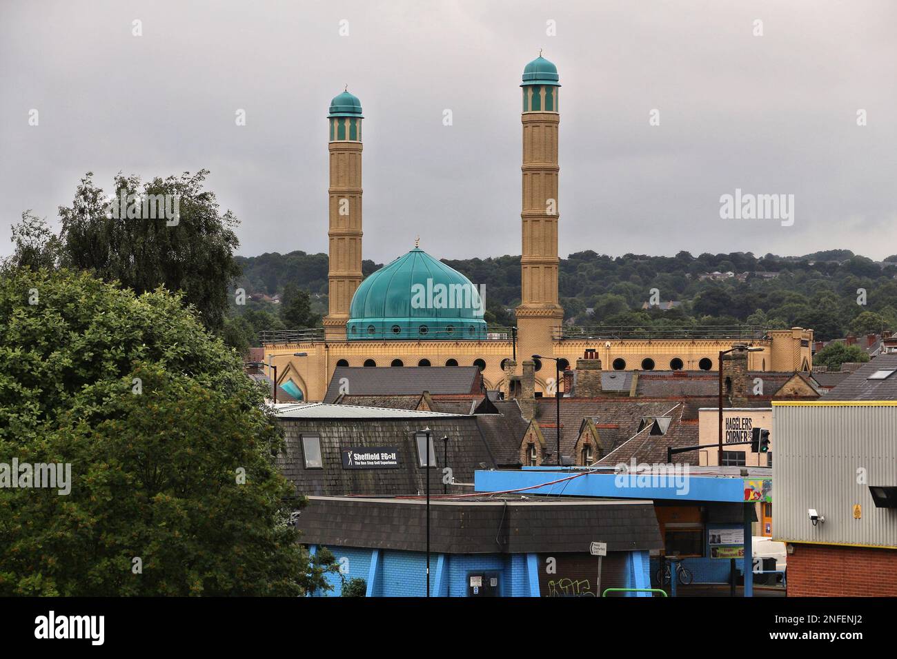 SHEFFIELD, Regno Unito - 10 LUGLIO 2016: Minareti moschee che torreggiano sopra Sheffield, Yorkshire, Regno Unito. Sheffield è la 6th città più grande del Regno Unito con una popolazione di Foto Stock