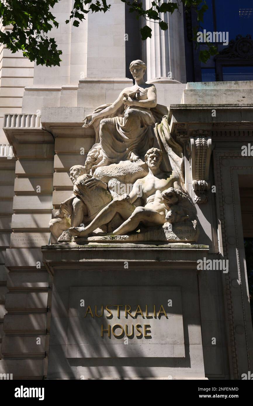 LONDRA, Regno Unito - 6 LUGLIO 2016: Statua la prosperità dell'Australia nella facciata di Australia House a Londra, Regno Unito. L'alta Commissione dell'Australia è il paese Foto Stock