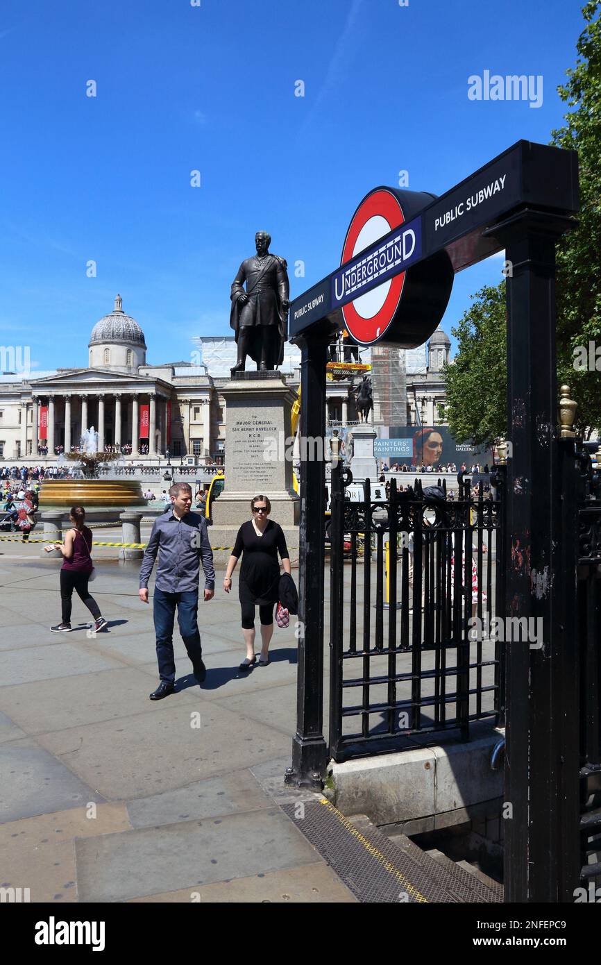 LONDON, Regno Unito - 6 Luglio 2016: la gente visita a Trafalgar Square a Londra. La piazza è una parte della città di Westminster e fu costruito nel 1840s. Foto Stock