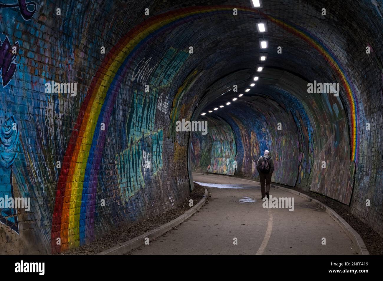 Uomo che cammina nel tunnel ferroviario di Colinton, dipinto dall'artista Chris Rutterford, Edimburgo, Scozia, Regno Unito Foto Stock