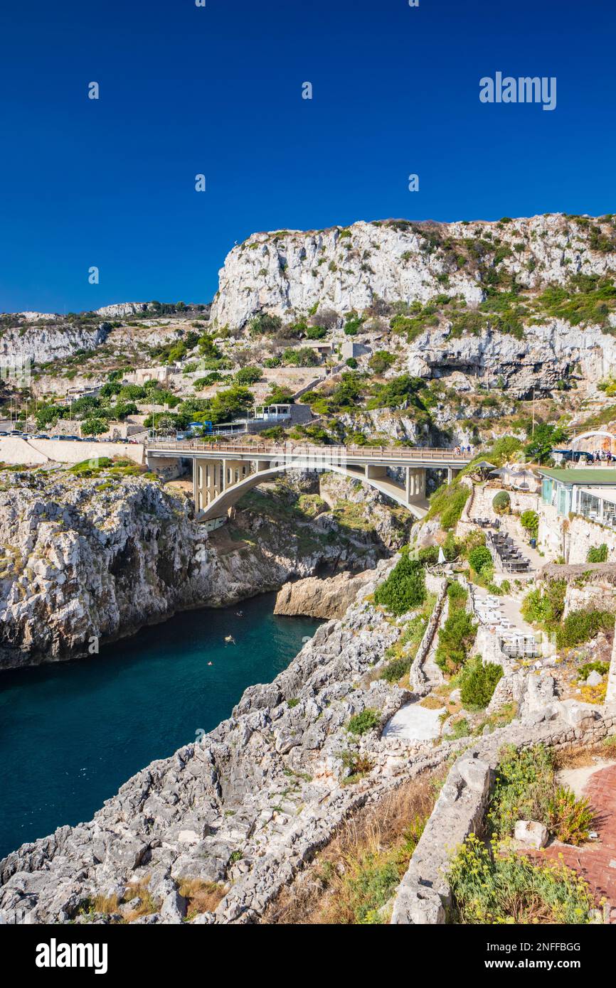 Agosto 17, 2022 - il ponte di Ciolo, Gagliano del Capo. Un'insenatura del mare. Il panorama della splendida costa del Salento, in Puglia. La scogliera rocciosa Foto Stock