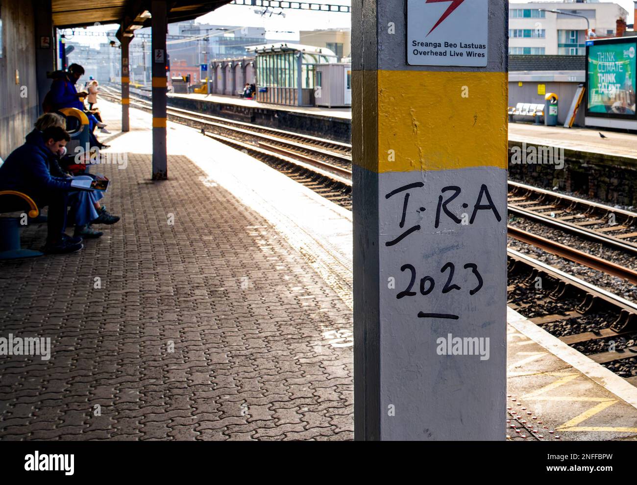 Firma sulla piattaforma di una stazione DART a Dublino Foto Stock