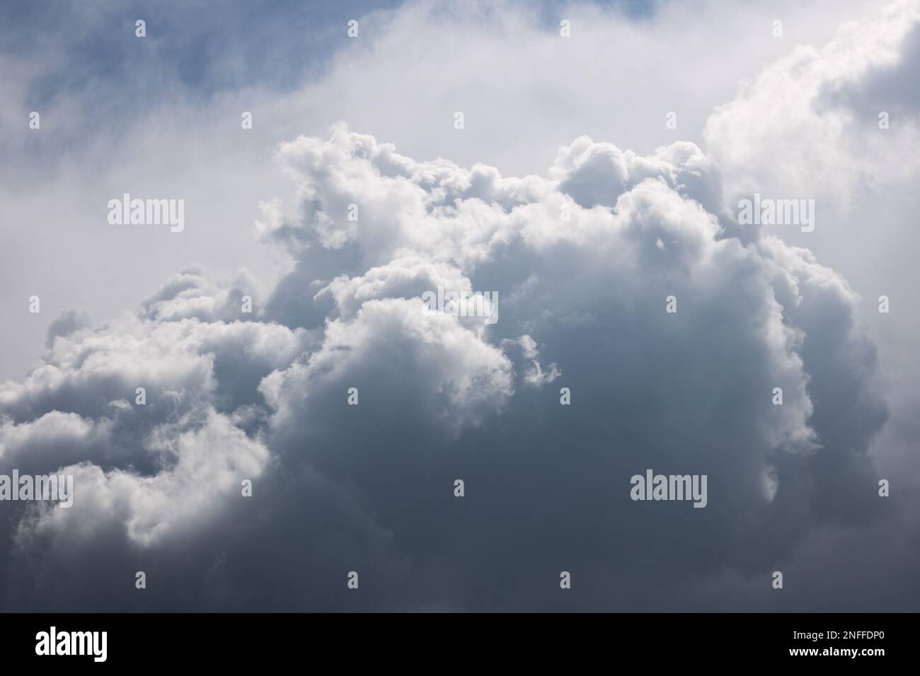 sfondo astratto del cielo. accumulo di nuvole sullo sfondo della luce solare dopo una tempesta Foto Stock