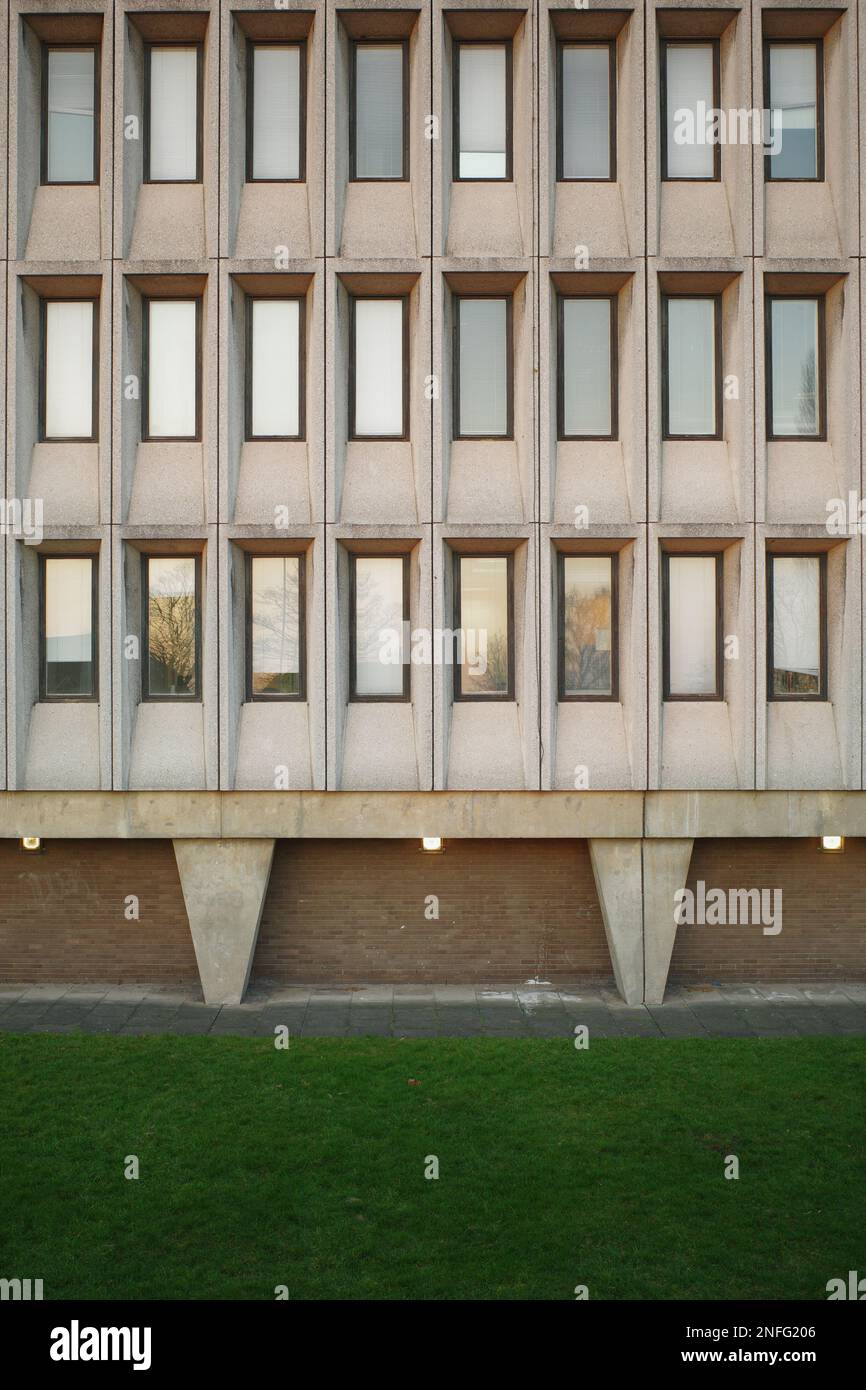 Swinton Civic Centre, Salford, Regno Unito. Edificio brutalista, facciata con design angolare simmetrico Foto Stock