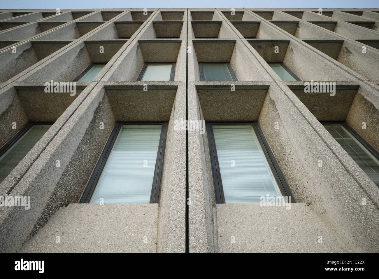 Swinton Civic Centre, Salford, Regno Unito. Edificio brutalista, facciata con design angolare simmetrico Foto Stock