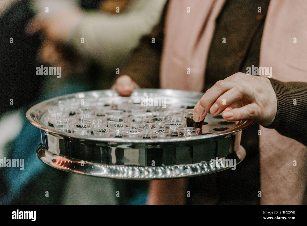 Comunione con il pane e il vino durante il servizio in assemblea Foto Stock