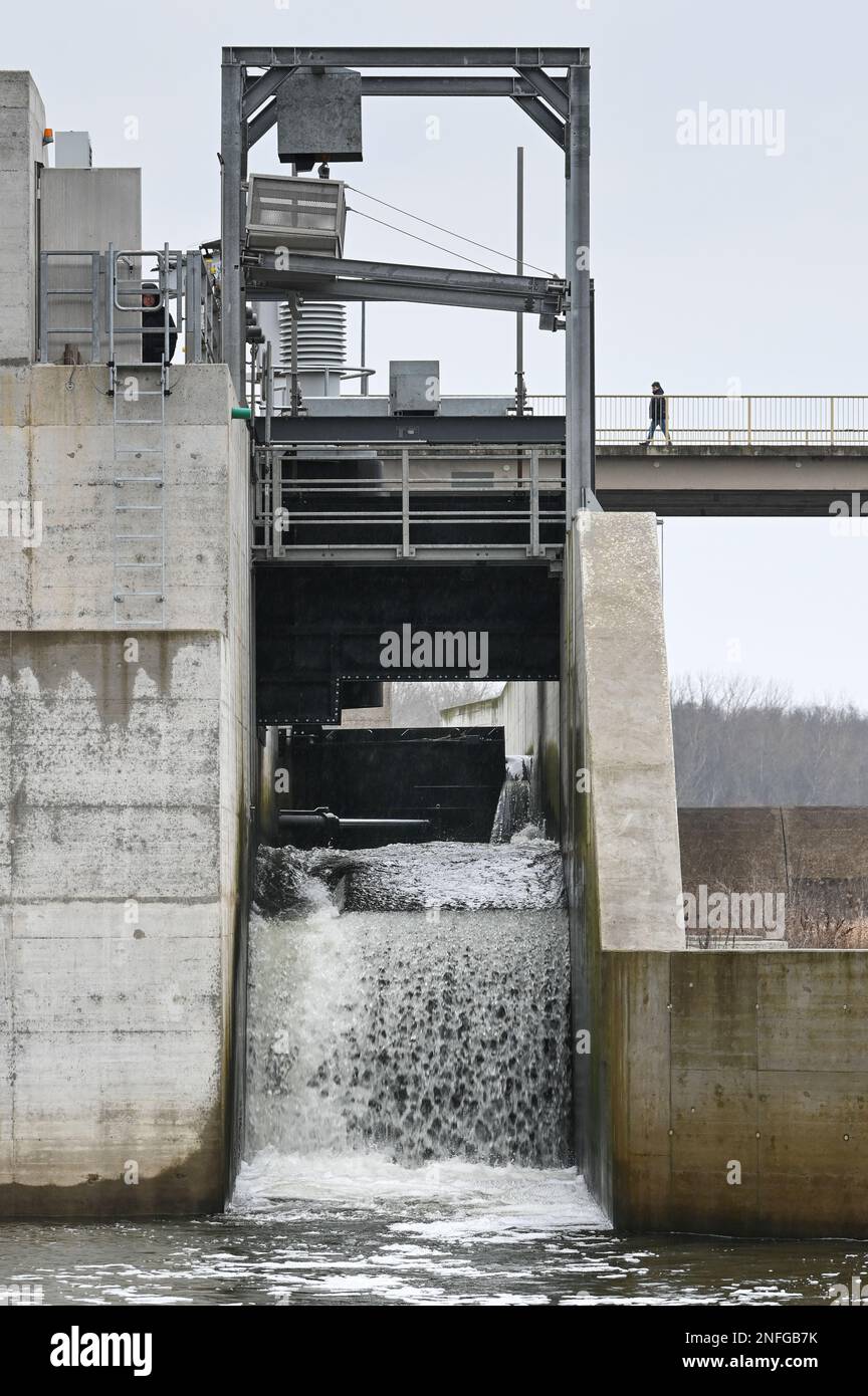 Friedersdorf, Germania. 17th Feb, 2023. Uno scarico dell'acqua presso la nuova centrale idroelettrica, attraverso il quale i pesci possono spostarsi più avanti lungo il fiume. La nuova centrale idroelettrica del lago di Muldestausee, nel comune di Friedersdorf, fornisce energia elettrica verde sin dall'inizio dell'anno. Il Muldestausee è stato creato con l'alluvione di una ex miniera di lignite a cielo aperto nel 1975-1976. Credit: Heiko Rebsch/dpa/Alamy Live News Foto Stock