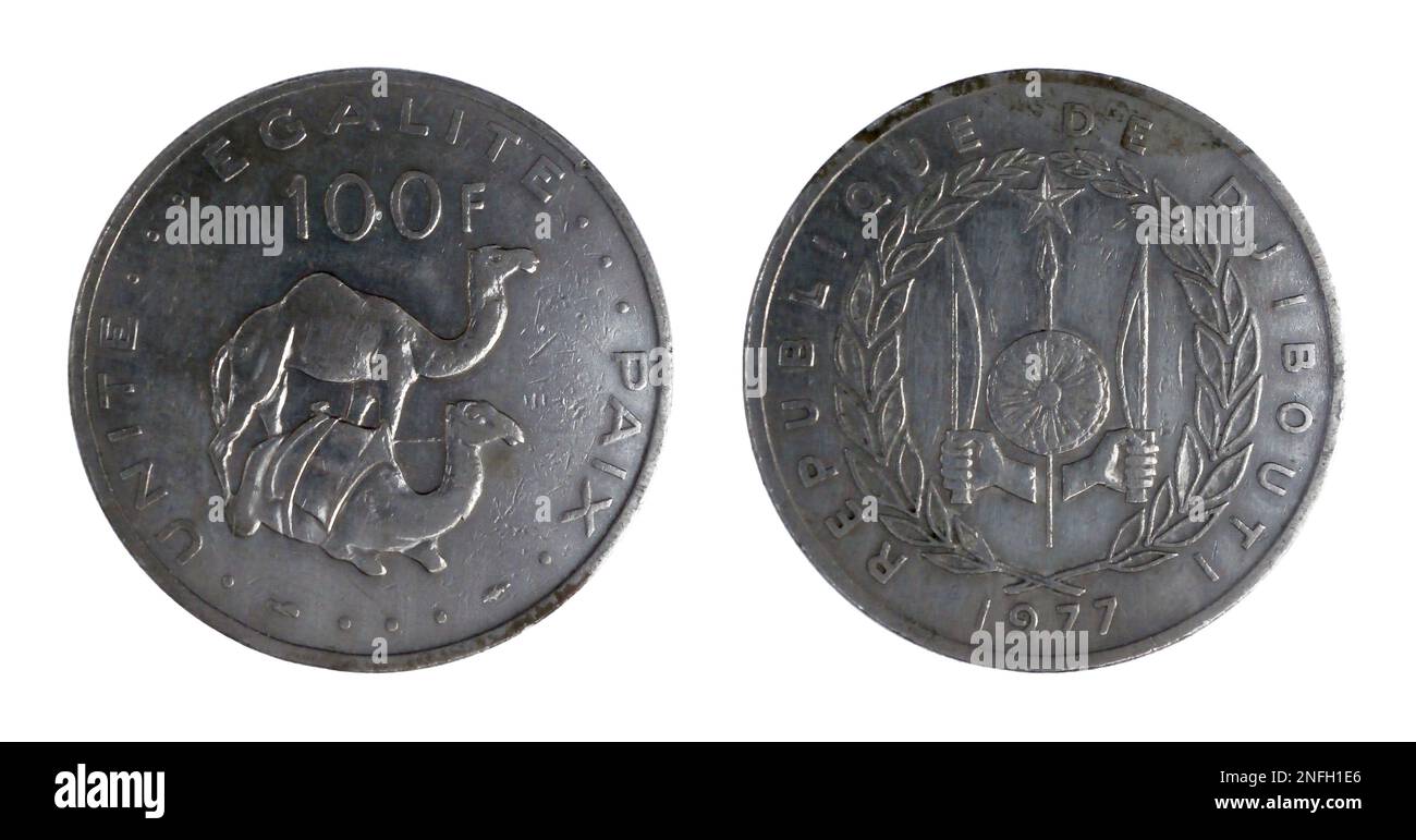 Moneta di cento franchi di Gibuti coniata nel 1977 con un paio di cammelli e valore sul lato sinistro, e stemma e datazione sul lato destro. Foto Stock