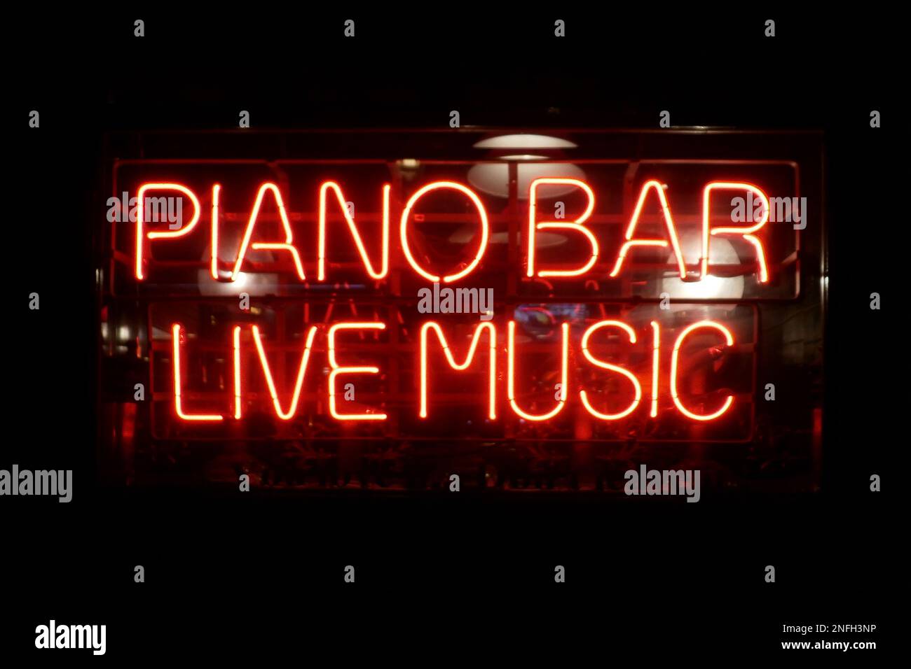 Primo piano su una luce al neon modellata nella breve frase "piano Bar, Live Music". Foto Stock