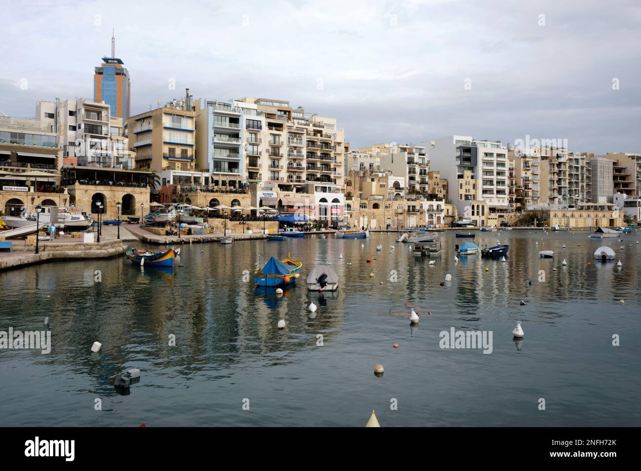 2022 NOVEMBRE - Malta - San Julian's Bay Malta in una giornata di pioggia Foto Stock