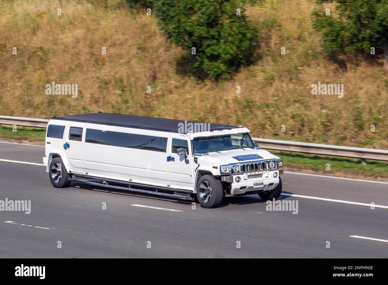 2008 White HUMMER, H2 Auto Limousine benzina SUV 6200cc, viaggiando sull'autostrada M61, Regno Unito Foto Stock