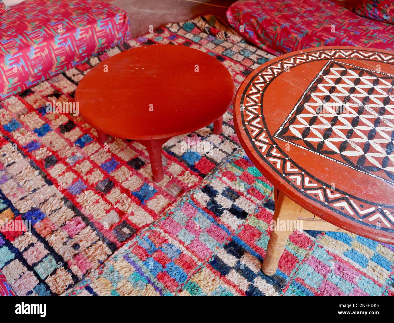 Primo piano della tradizionale area lounge in una casa berbera. Montagne dell'Alto Atlante, Marocco. Foto Stock