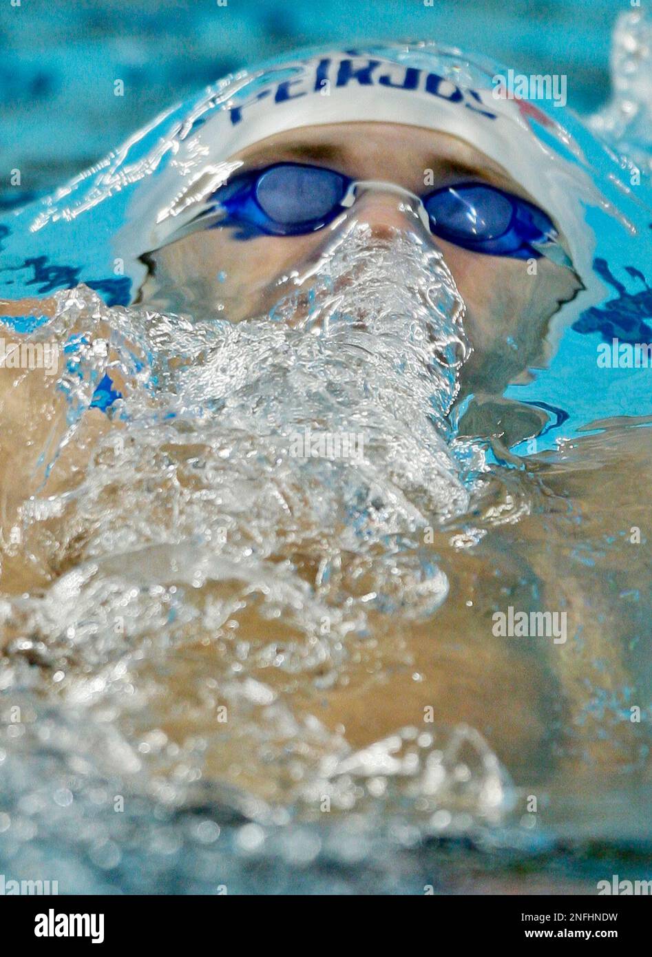 United States' Aaron Peirsol swims in a men's 200-meter backstroke heat during the swimming competitions in the National Aquatics Center at the Beijing 2008 Olympics in Beijing, Wednesday, Aug. 13, 2008. (AP Photo/David J. Phillip) Foto Stock