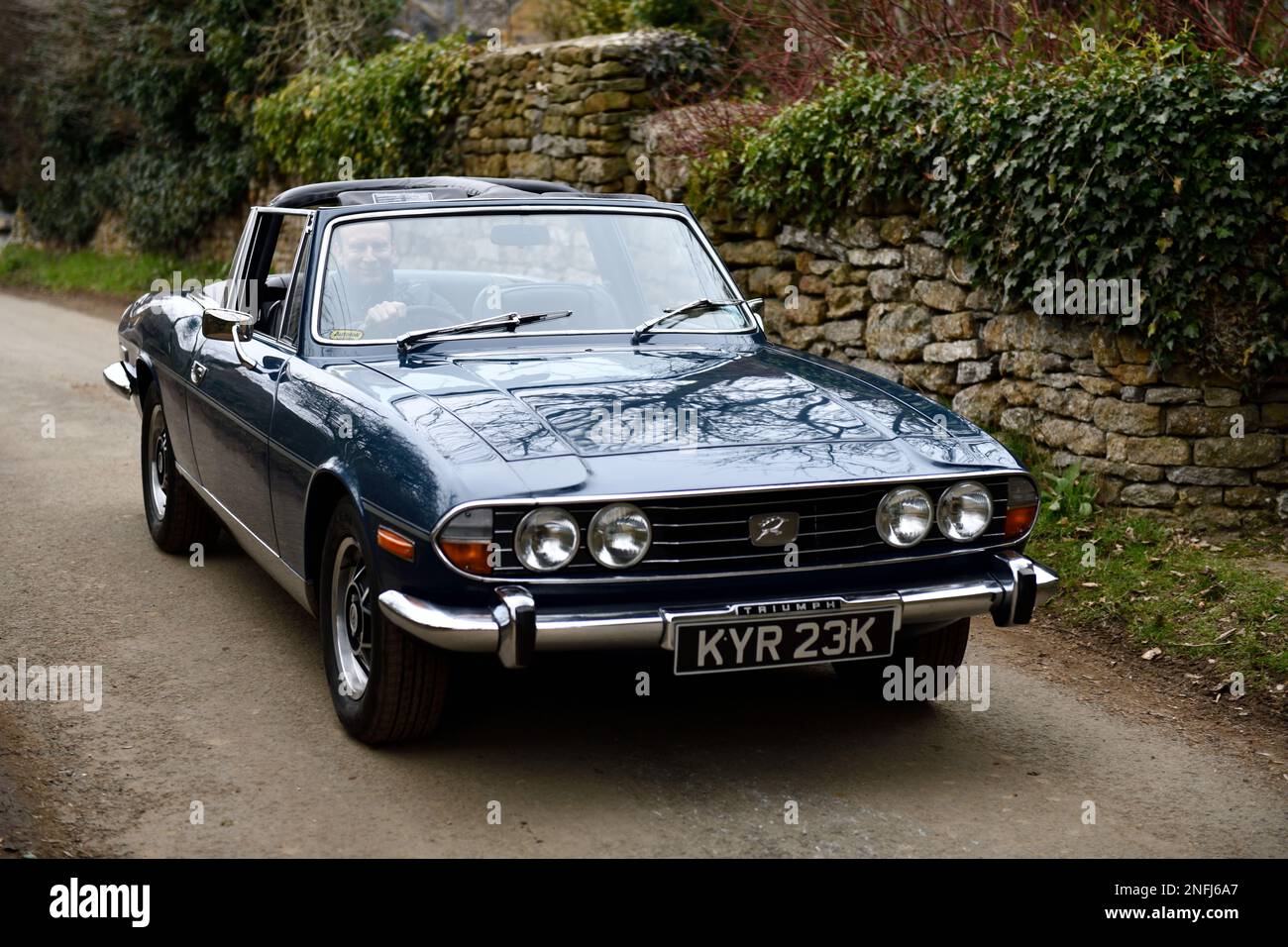 Triumph Stag Car lascia Hook Norton Brewery Inghilterra uk.12 febbraio 2023 Foto Stock