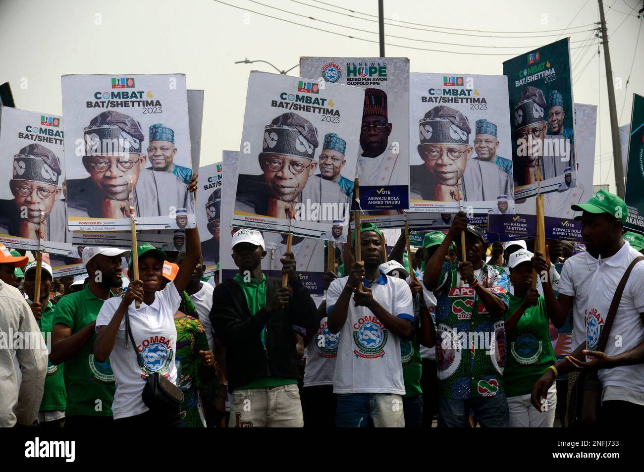 Ibadan, Nigeria 16 febbraio 2023 i sostenitori di Bola Ahmed Tinubu, candidato presidenziale di tutti i progressisti (APC), sfilano durante la campagna presidenziale del partito a Ibadan, Nigeria, giovedì 16 febbraio 2023. Foto di Adekunle Ajayi Foto Stock