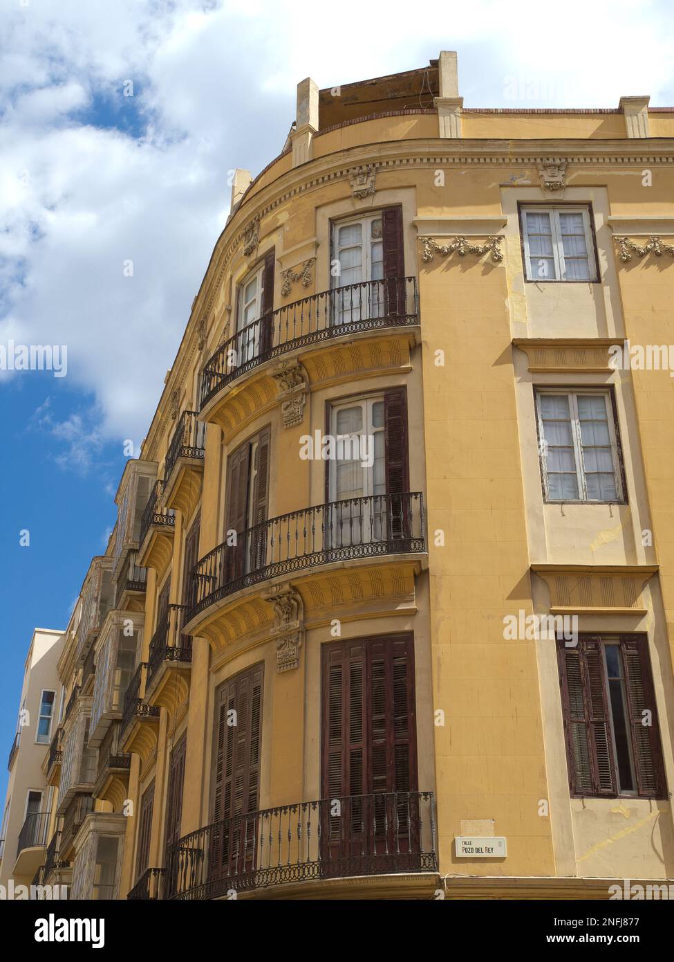 Un basso angolo di edifici architettonici in vecchio stile a Malaga, Spagna Foto Stock