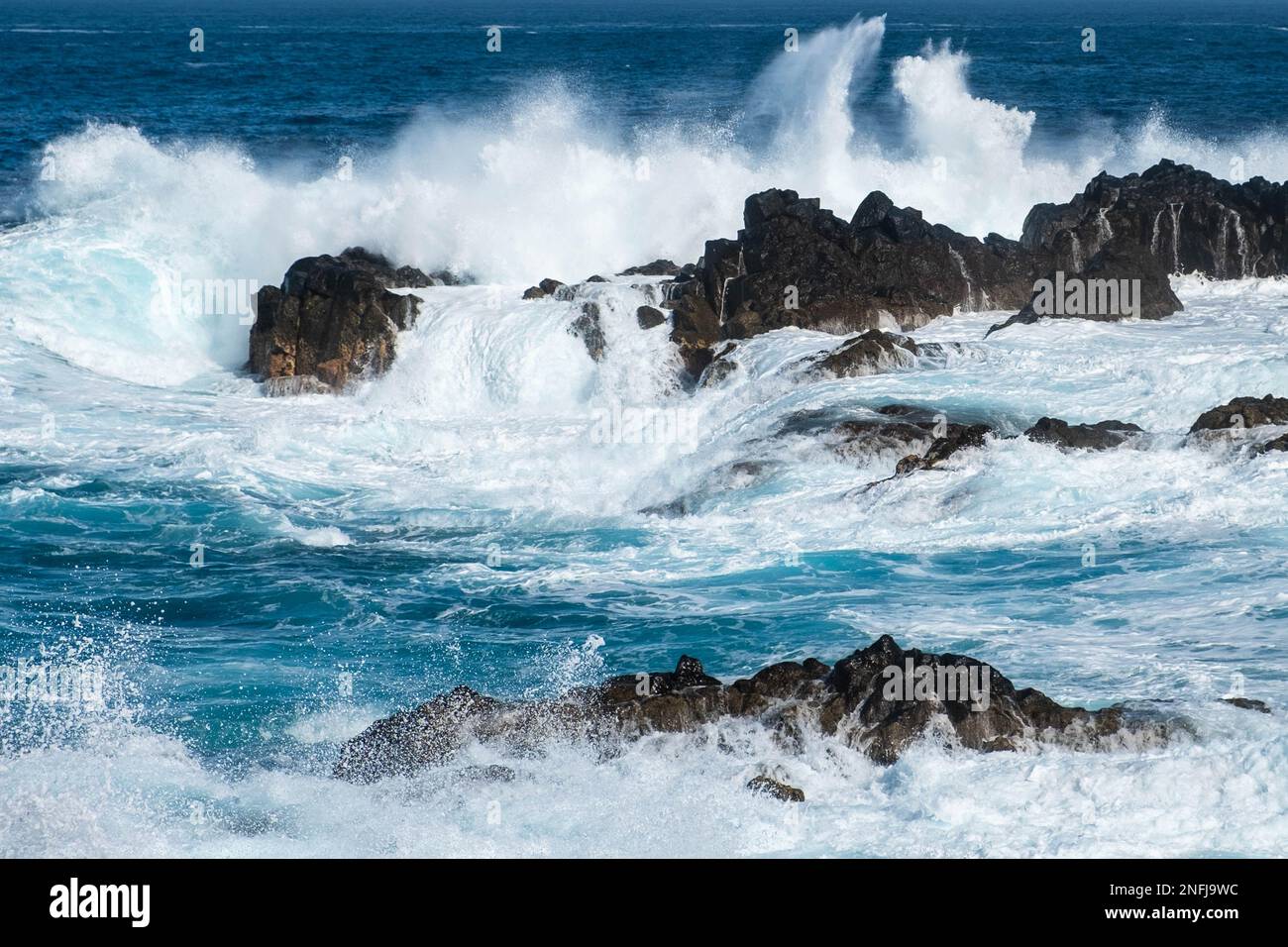 mare mosso, onde dell'oceano sulla costa rocciosa Foto Stock