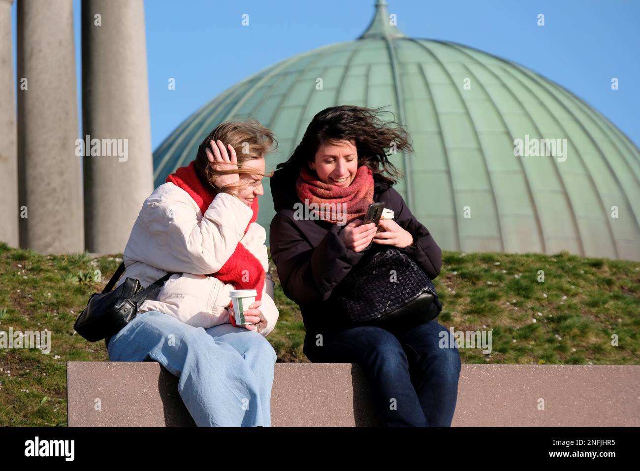 Edimburgo, Scozia, Regno Unito. 17th febbraio 2023. I visitatori della collina di Calton si sono avvolti contro i freddi venti. Forti venti all'osservatorio della città. Credit: Craig Brown/Alamy Live News Foto Stock