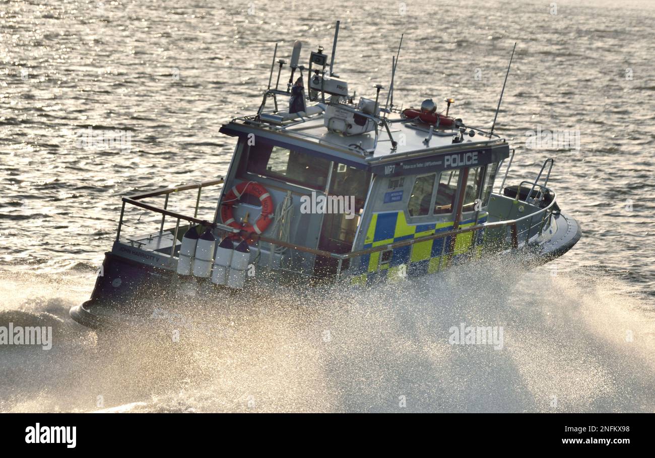 Barca di polizia che viaggia ad alta velocità lungo il Tamigi a Londra Foto Stock