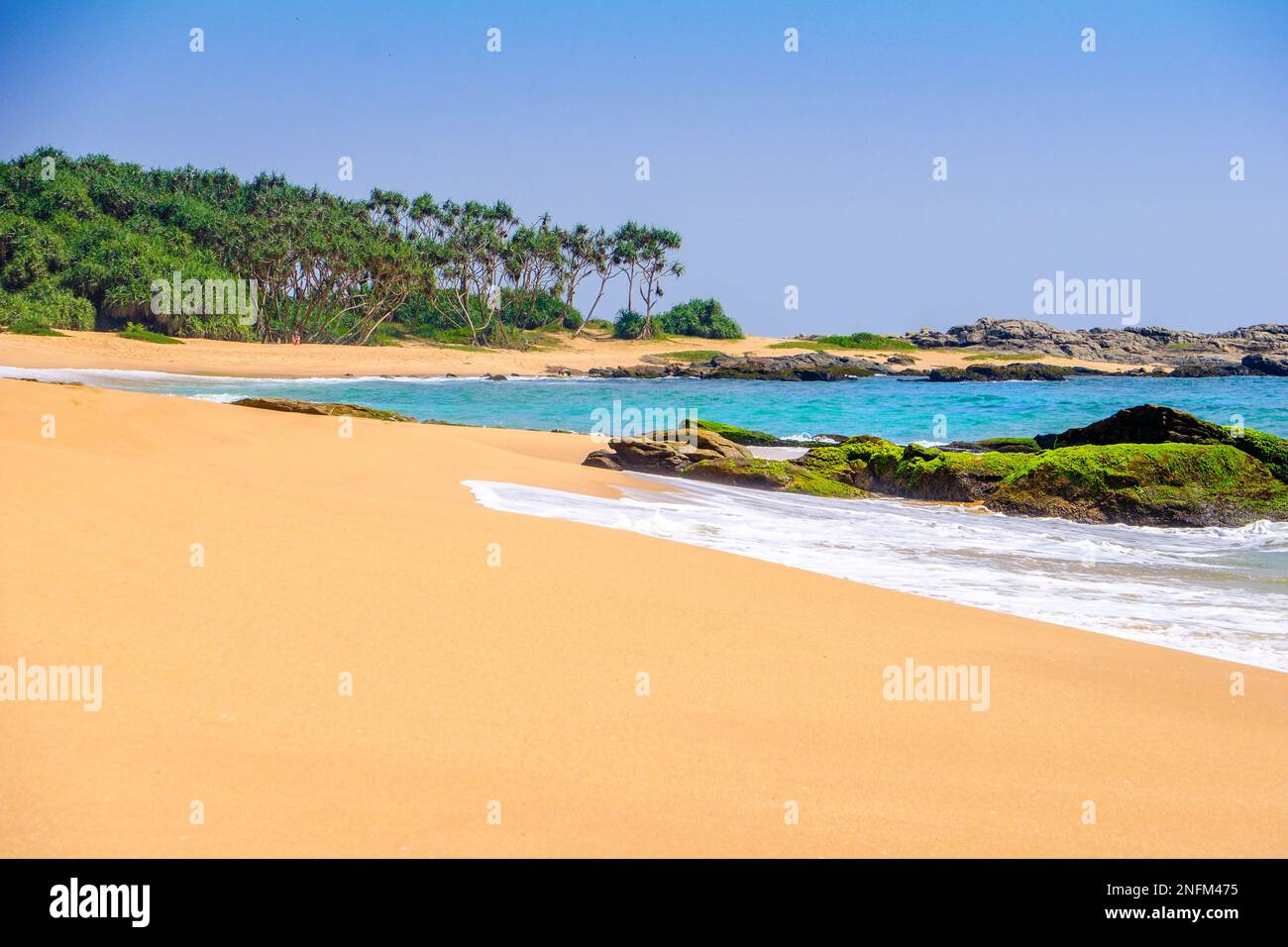 Spiagge di sabbia tropicale a Medaketiya vicino Tangalle sulla costa meridionale dello Sri Lanka nell'Oceano Indiano Foto Stock