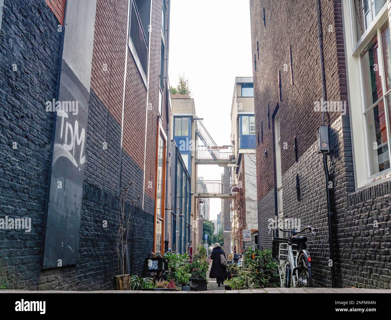 Amsterdam, Paesi Bassi. 15th Feb, 2023. Una donna è vista camminare attraverso una strada stretta. Amsterdam è una delle città più belle, creative e ciclabili d'Europa. Ha un ottimo mix di atmosfera cosmopolita e dimensioni relativamente piccole, il che significa che ha un fascino simile a quello di un villaggio. Anche se è ancora freddo ma soleggiato, i turisti stanno già visitando la capitale olandese nei giorni feriali. I luoghi più visitati sono di solito piazza Dam, il centro della città, i musei e i canali. (Foto di Ana Fernandez/SOPA Images/Sipa USA) Credit: Sipa USA/Alamy Live News Foto Stock