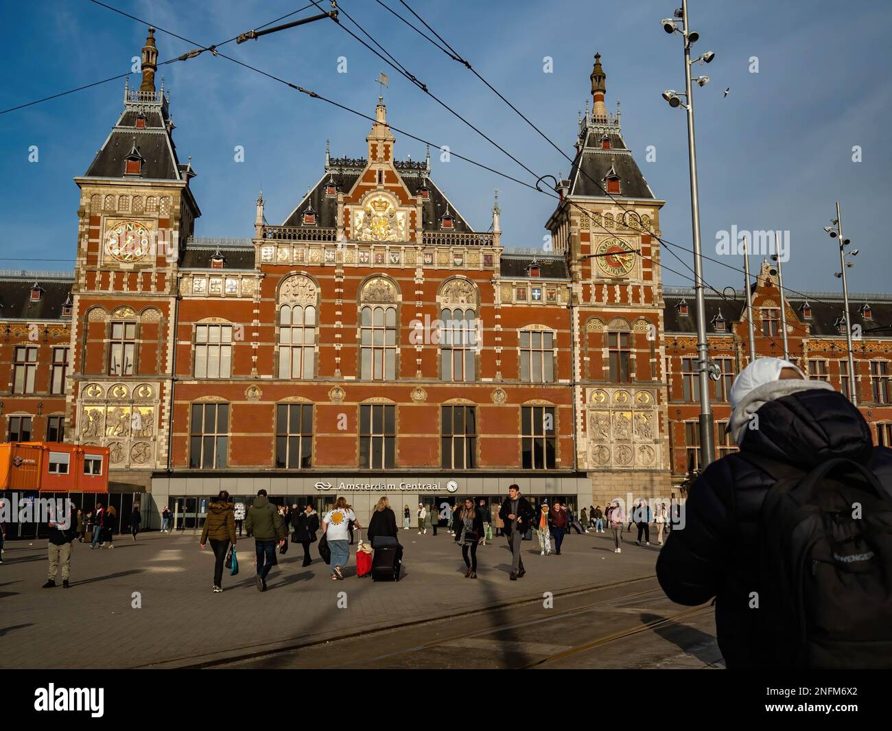 Amsterdam, Paesi Bassi. 15th Feb, 2023. Vista sulla stazione centrale circondata da passeggeri e turisti. Amsterdam è una delle città più belle, creative e ciclabili d'Europa. Ha un ottimo mix di atmosfera cosmopolita e dimensioni relativamente piccole, il che significa che ha un fascino simile a quello di un villaggio. Anche se è ancora freddo ma soleggiato, i turisti stanno già visitando la capitale olandese nei giorni feriali. I luoghi più visitati sono di solito piazza Dam, il centro della città, i musei e i canali. (Foto di Ana Fernandez/SOPA Images/Sipa USA) Credit: Sipa USA/Alamy Live News Foto Stock