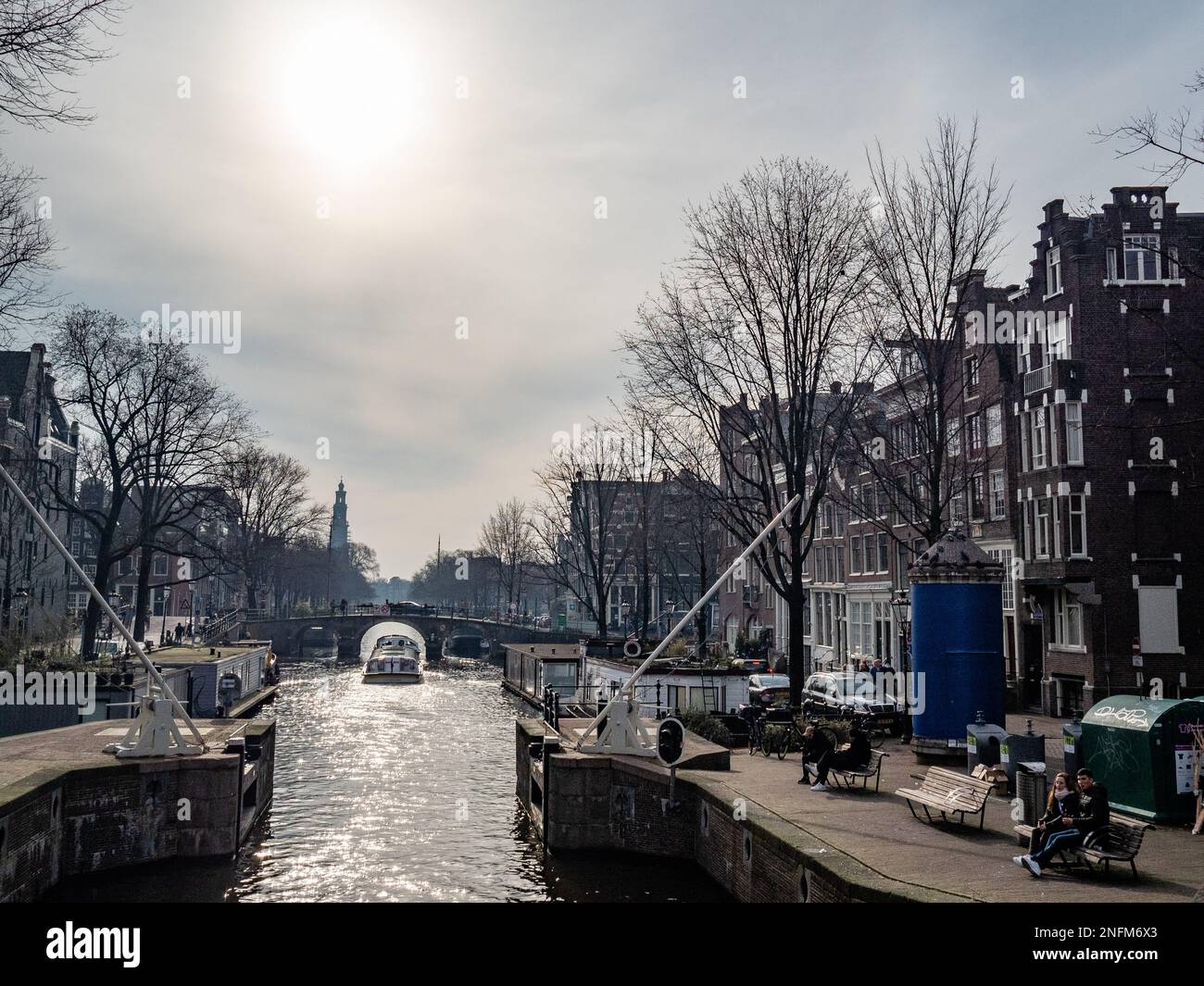 Amsterdam, Paesi Bassi. 15th Feb, 2023. Una vista di uno dei canali della città in una giornata soleggiata ma fredda. Amsterdam è una delle città più belle, creative e ciclabili d'Europa. Ha un ottimo mix di atmosfera cosmopolita e dimensioni relativamente piccole, il che significa che ha un fascino simile a quello di un villaggio. Anche se è ancora freddo ma soleggiato, i turisti stanno già visitando la capitale olandese nei giorni feriali. I luoghi più visitati sono di solito piazza Dam, il centro della città, i musei e i canali. (Foto di Ana Fernandez/SOPA Images/Sipa USA) Credit: Sipa USA/Alamy Live News Foto Stock